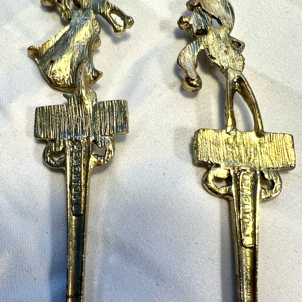 Lot of two Collectible Gold tone souvenir Spoons, with dancing figure on top. - Picture 6 of 8